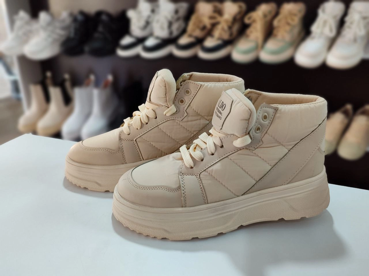 خرید آنلاین کتونی کاپشنی زنانه