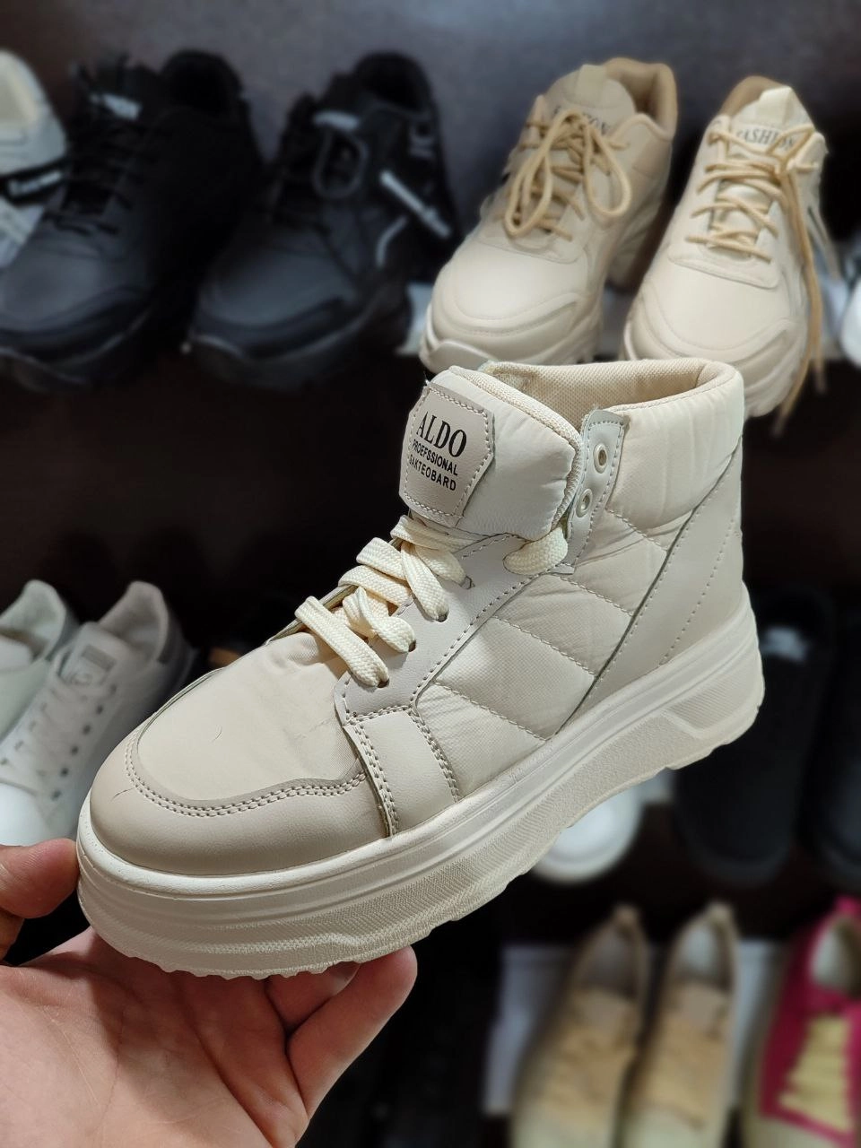 خرید آنلاین کتونی کاپشنی دخترانه