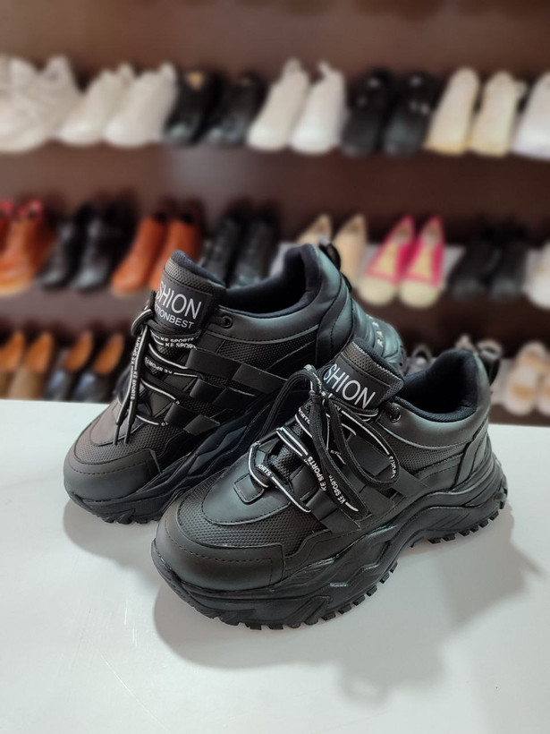 فروشگاه کتونی دخترانه