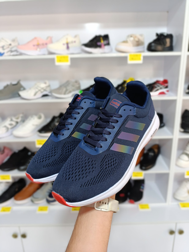 کتانی بزرگ پای مردانه