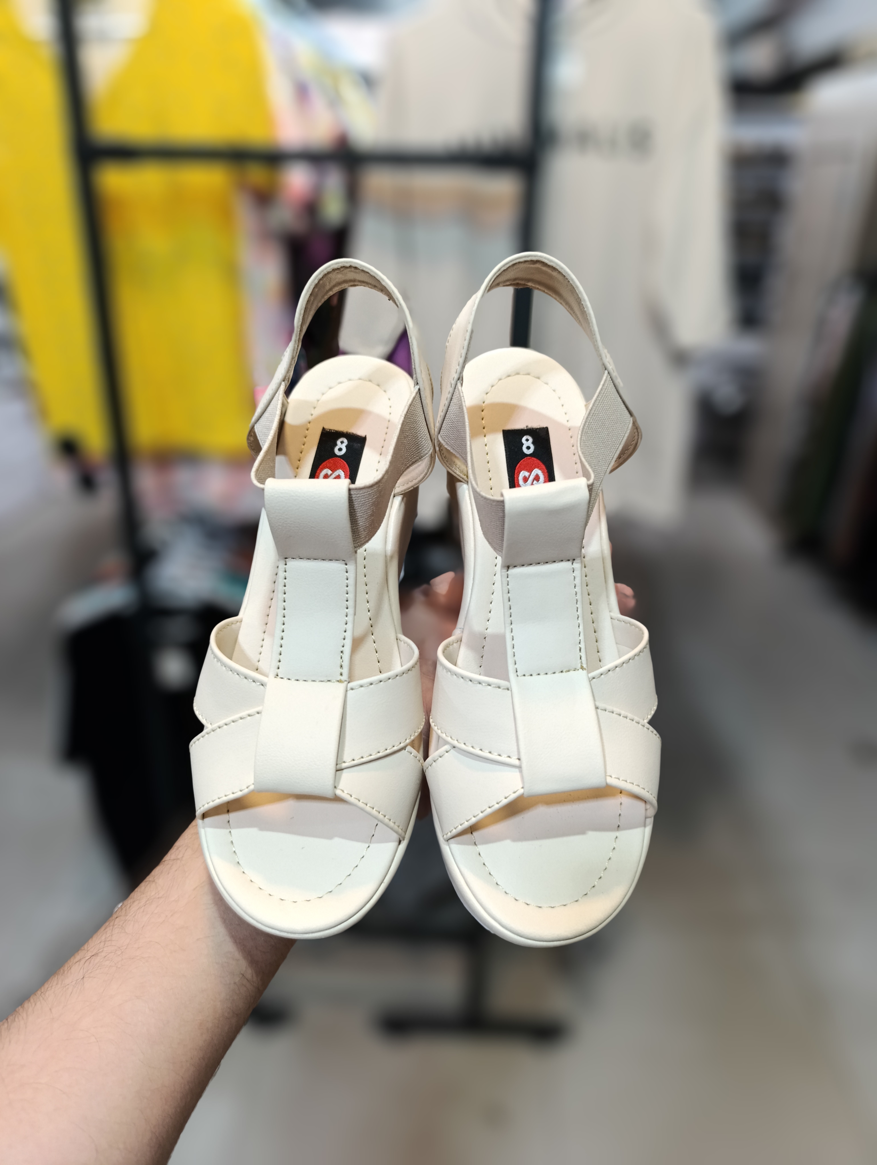 صندل زنانه کرمی