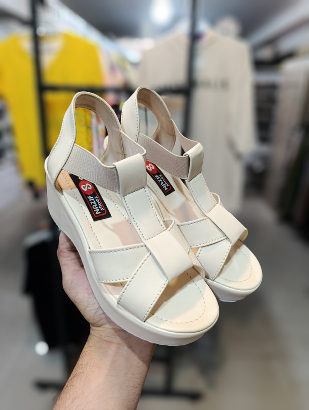 صندل دخترانه کرمی